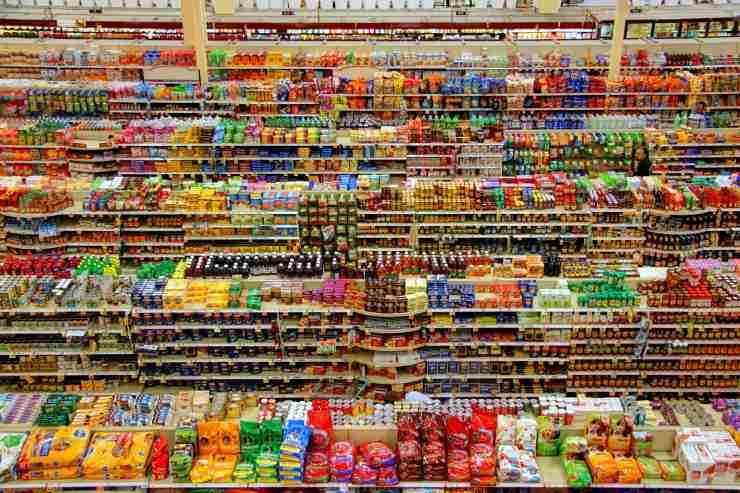 Per ridurre lo spreco alimentare è consigliato acquistare solo ciò di cui si ha realmente bisogno quando si fa la spesa al supermercato