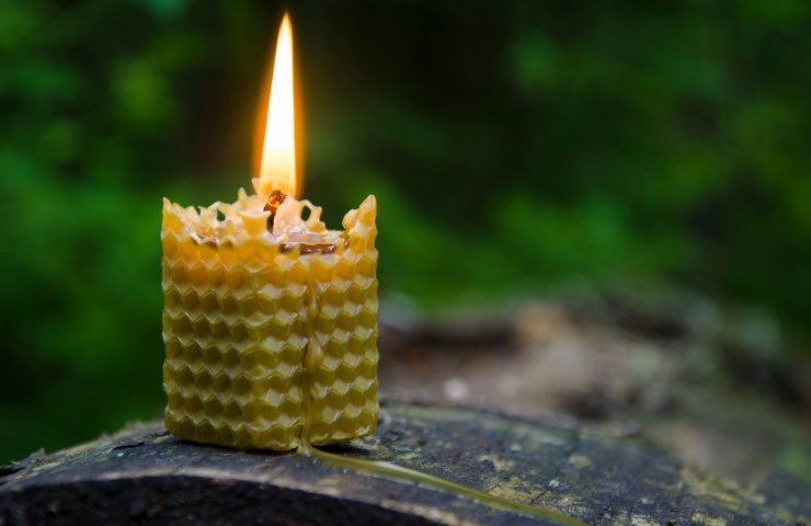 Porta candele con candela accesa nella natura 