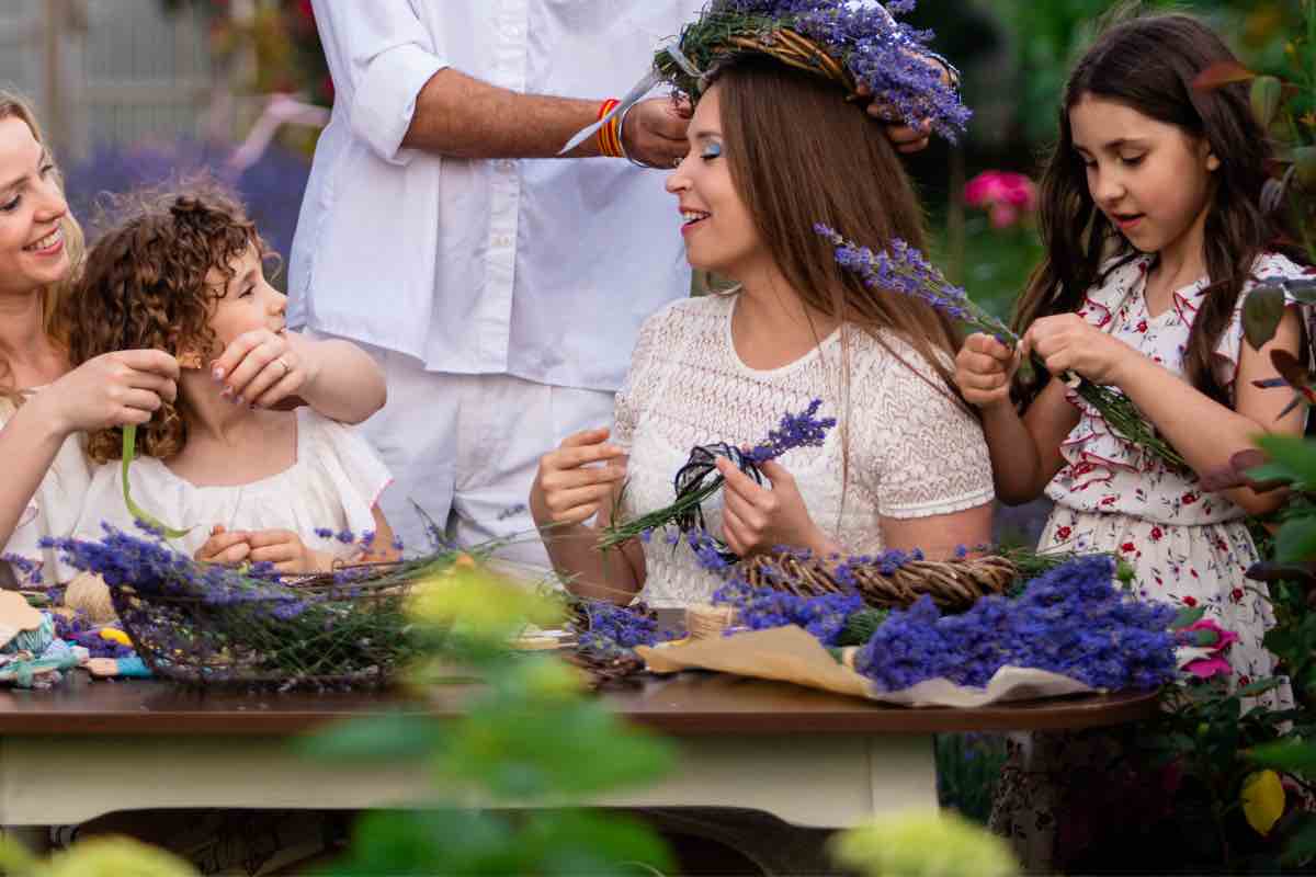 Famiglia raccoglie fiori di lavanda dall’orto aromatico
