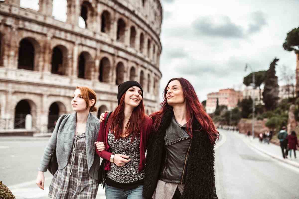 Ragazze passeggiavano davanti al Colosseo