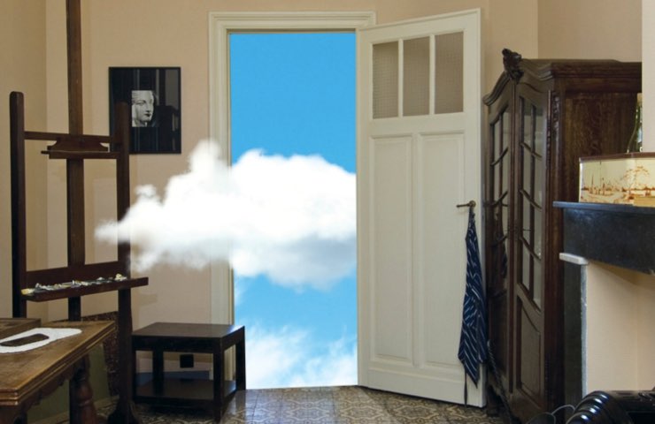 Nuvola bianca entra dalla porta di casa di Magritte 