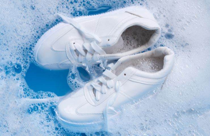 scarpe bianche pulizia
