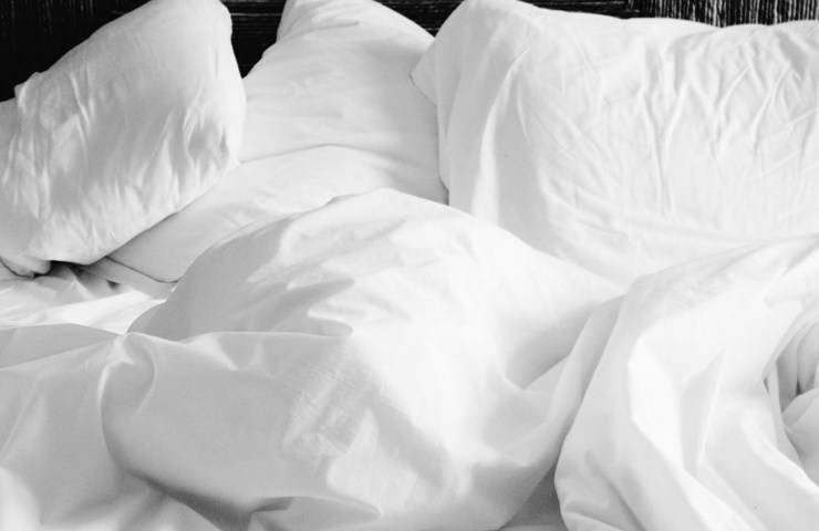 letto e cuscini bianchi 