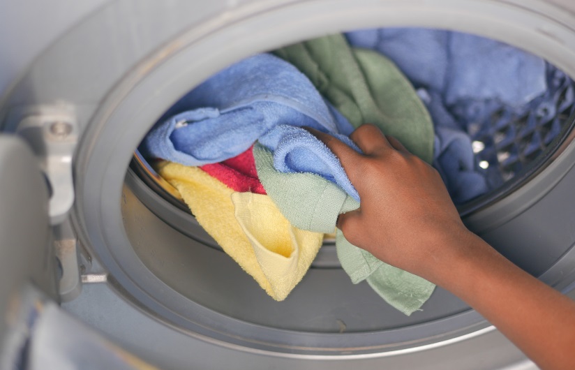 Asciugamani nel cestello della lavatrice 