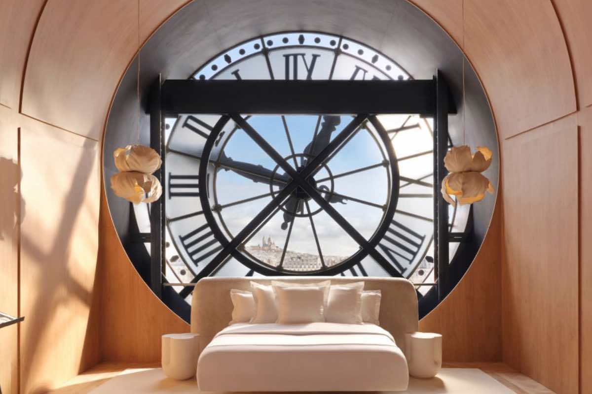 La sala dell’orologio di Parigi trasformata in camera da letto
