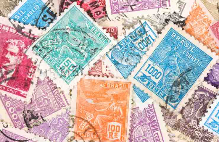 Quadro con collage di vecchi francobolli 