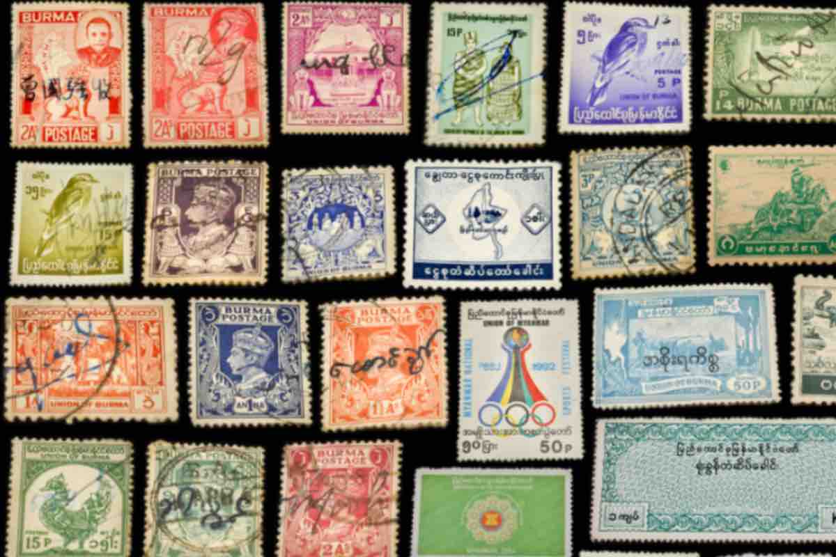 Collezione di vecchi francobolli riciclati e colorati
