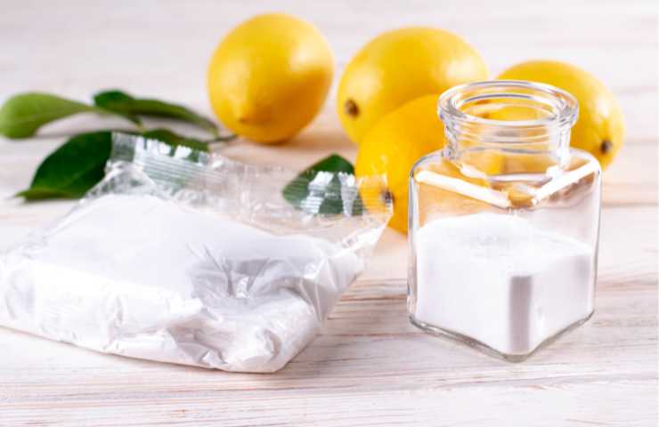 limone, sale e bicarbonato