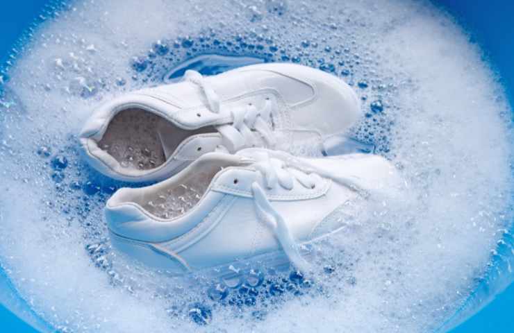 lavare le scarpe