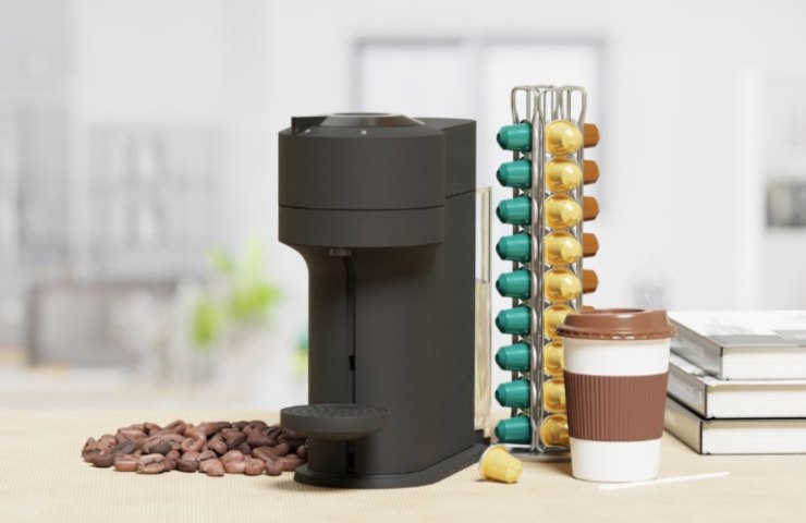 Macchina del caffè con capsule vicino 