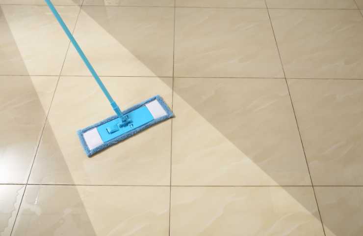 lavare il pavimento