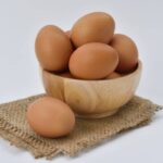 Uova di gallina in una ciotola
