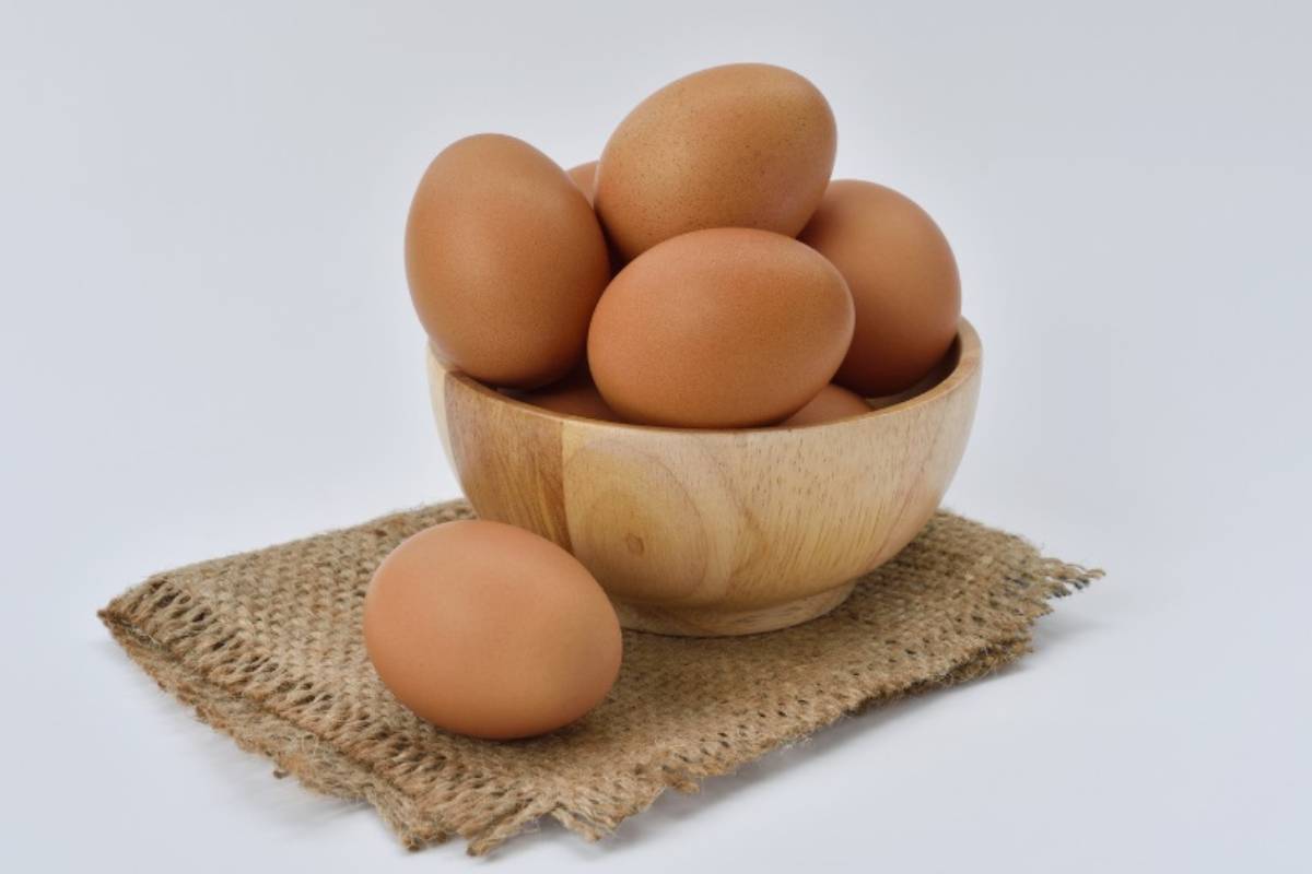 Uova di gallina in una ciotola