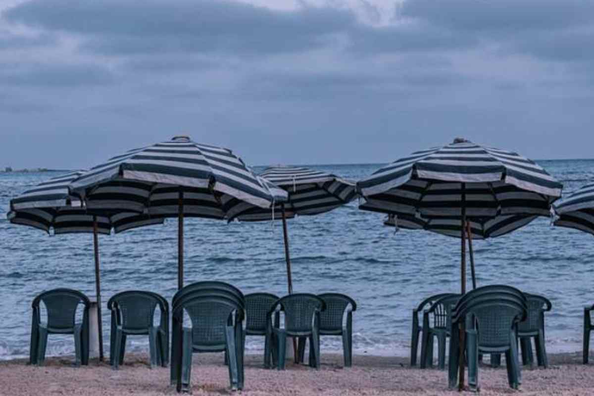 spiaggia con ombrelloni a righe 
