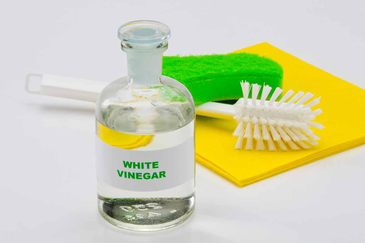 aceto bianco con utensili per le pulizie