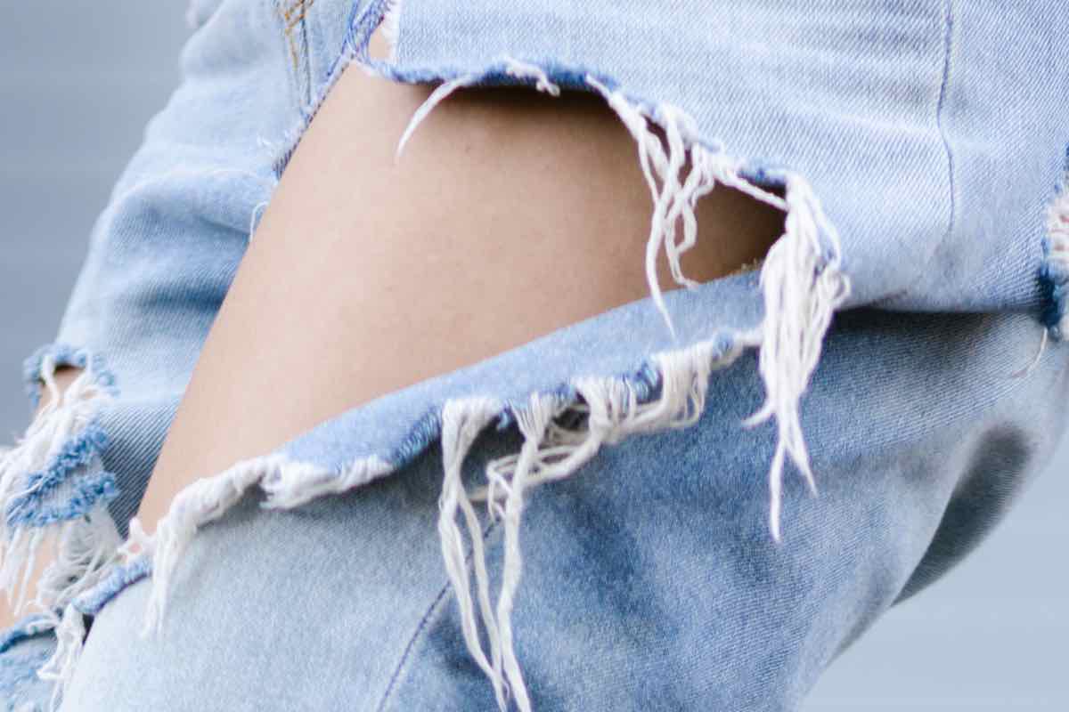 Jeans sfrangiati per metà sulla gamba sinistra