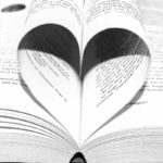 Due pagine di un romanzo rosa a forma di cuore