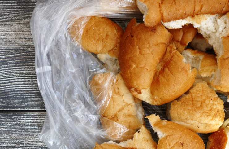 Pane vecchio in un sacchetto di plastica 