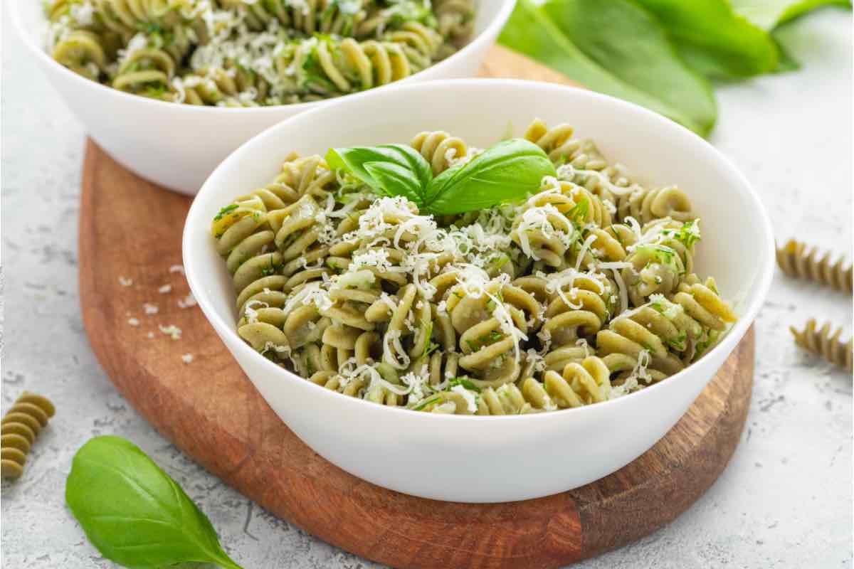 Pasta al pesto con le zucchine