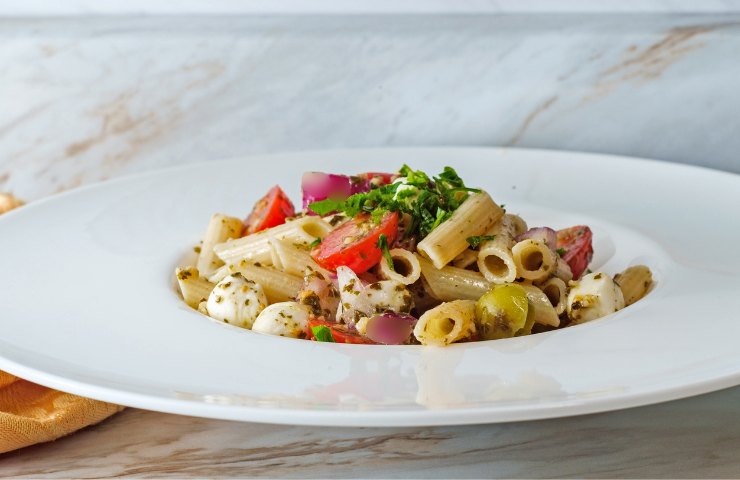 Pasta con pesto, pomodori e mozzarella