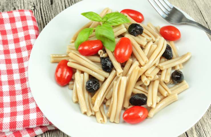 Pasta fredda con olive nere