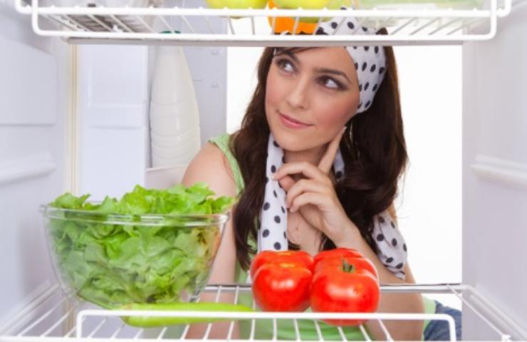 Scelta di alimenti in frigorifero 