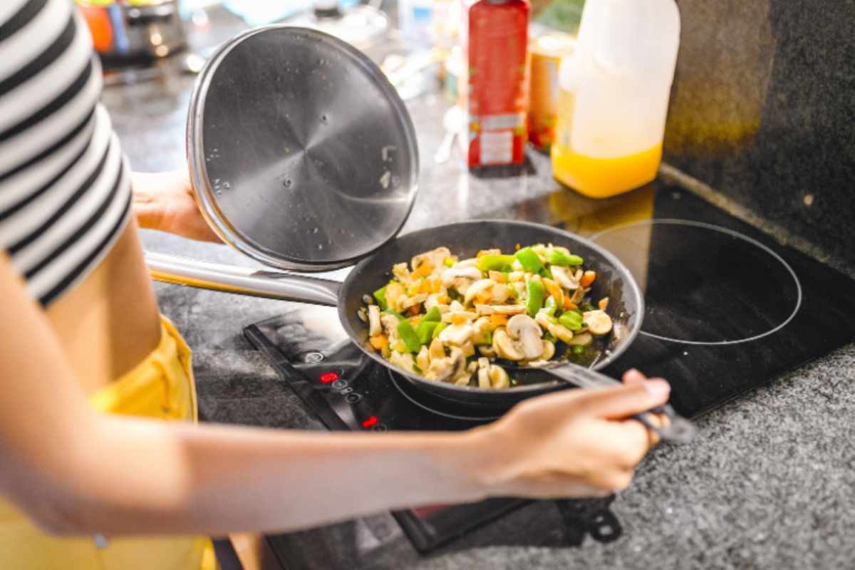 persona che cucina pasta