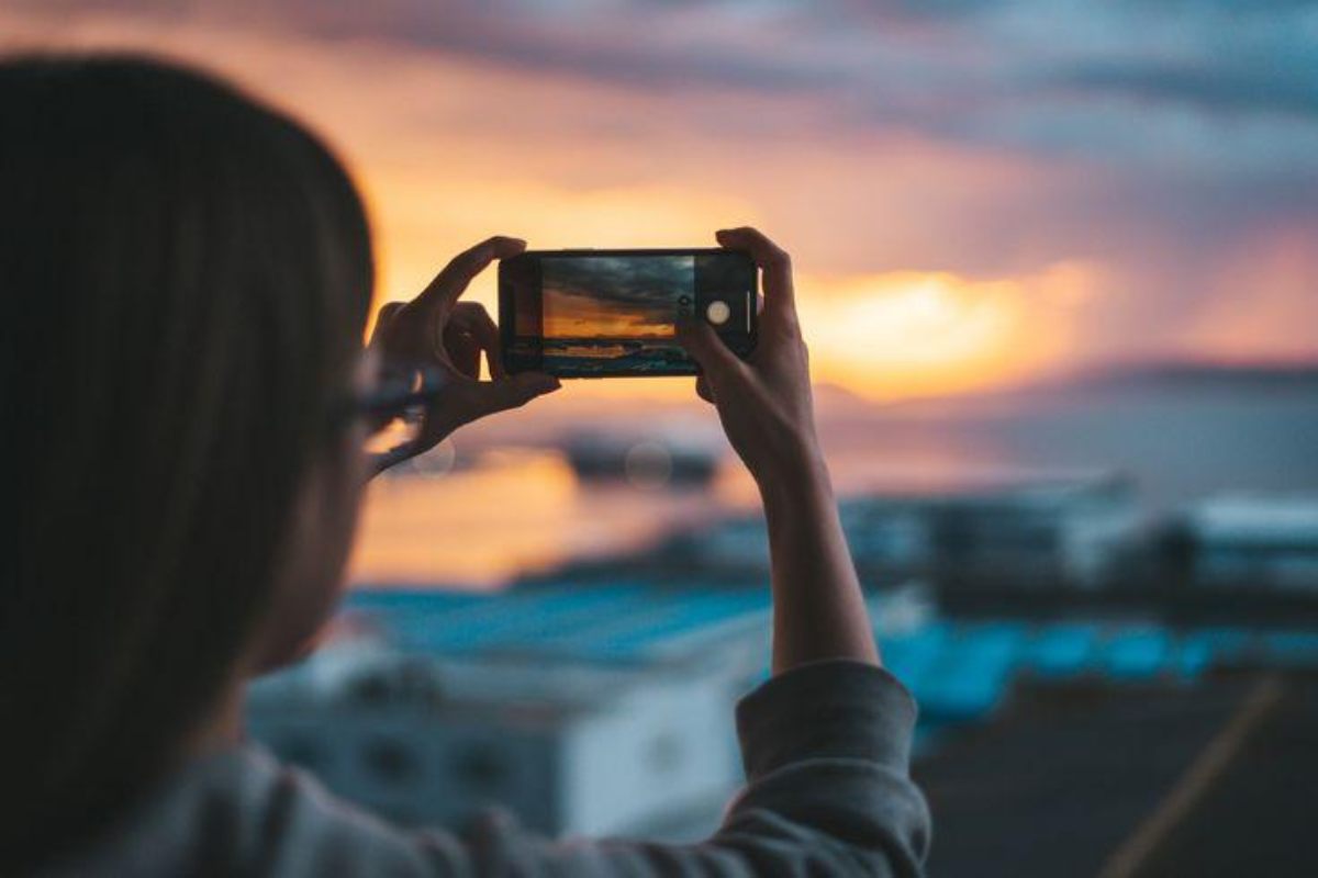 ragazza che scatta una foto