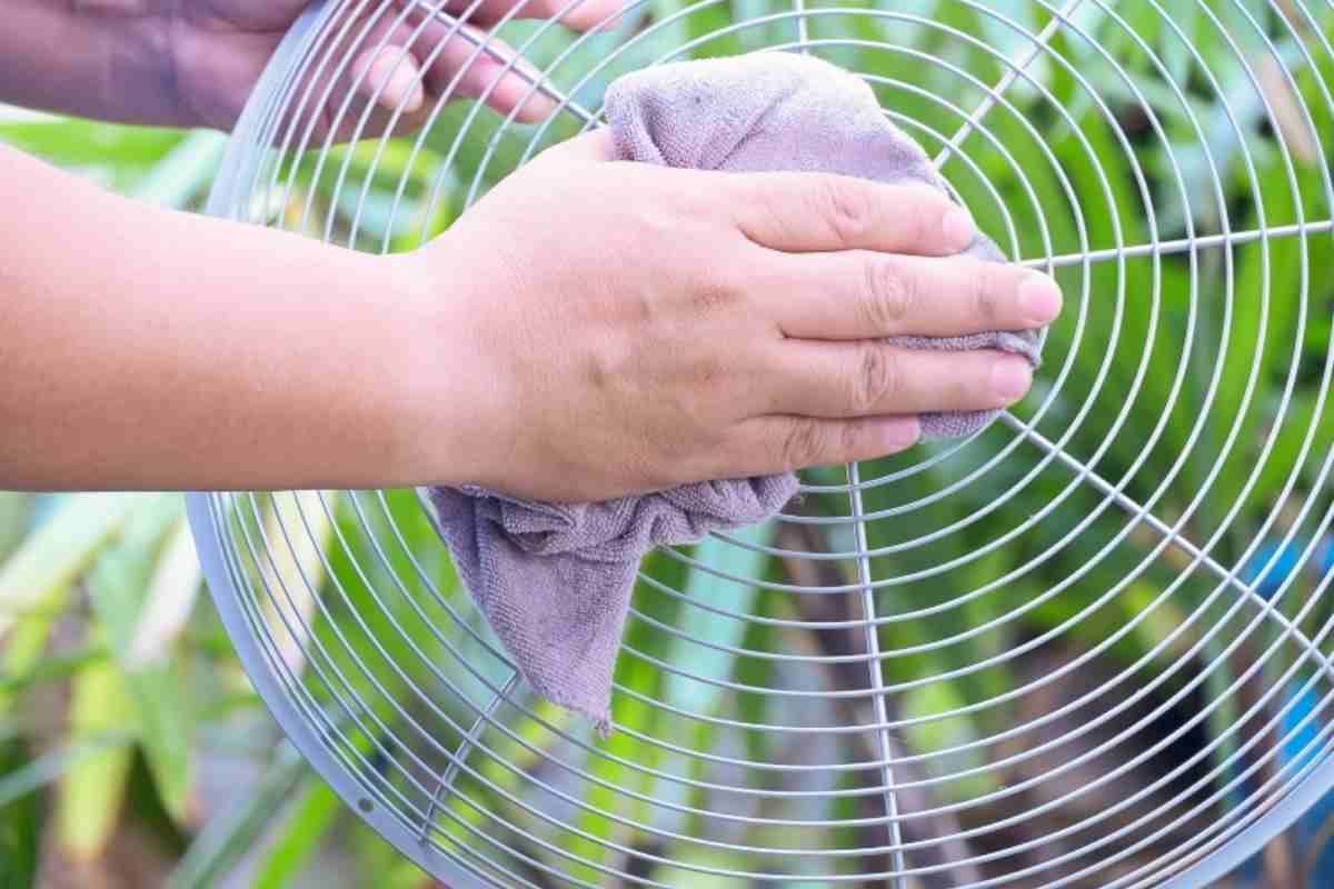 Persona pulisce il ventilatore