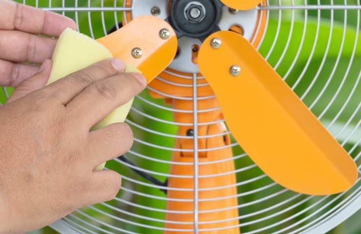 Pulire le pale del ventilatore 