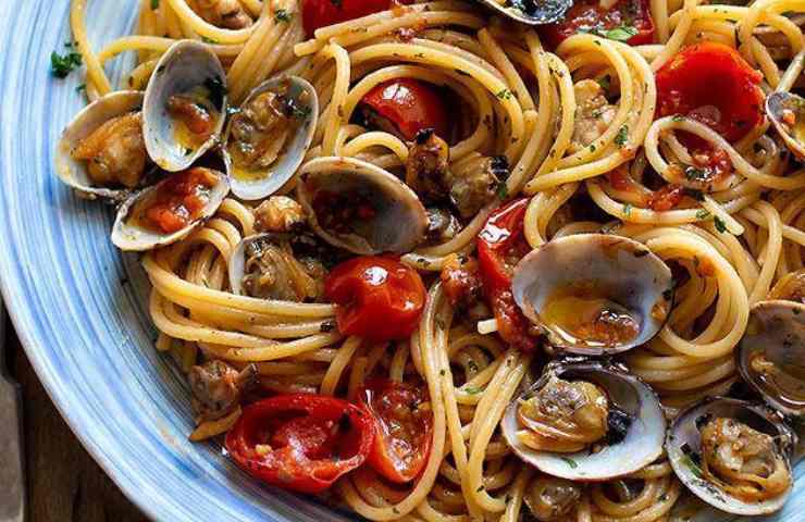 Spaghetti alle vongole con sugo rosso