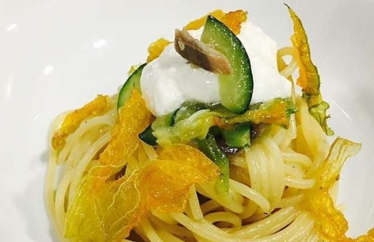 Spaghetti fiori di zucca e alici