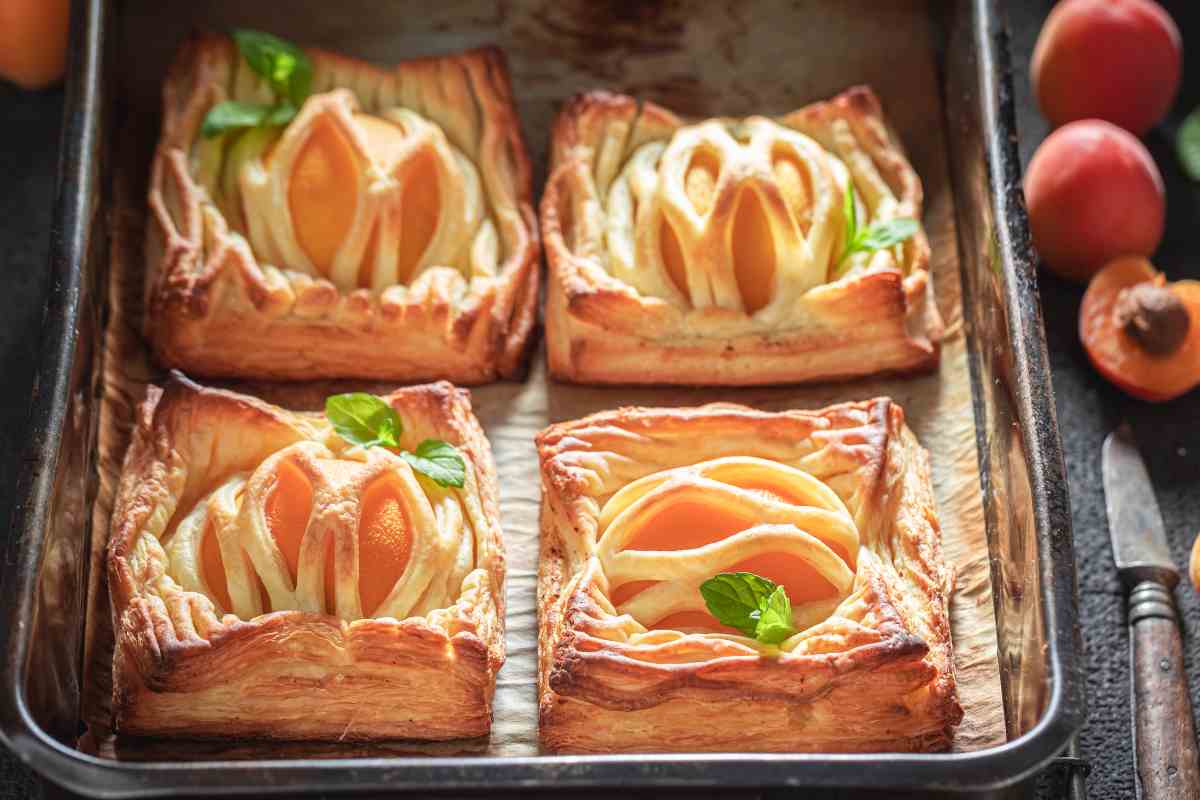 Prendo la pasta sfoglia e aggiungo le pesche: ecco pronti dei dolcetti sfiziosissimi