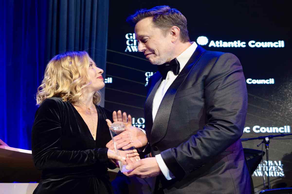 La premier Giorgia Meloni riceve alla Ziegfeld Ballroom di New York il 'Global Citizen Award 2024' dell'Atlantic Council da Elon Musk