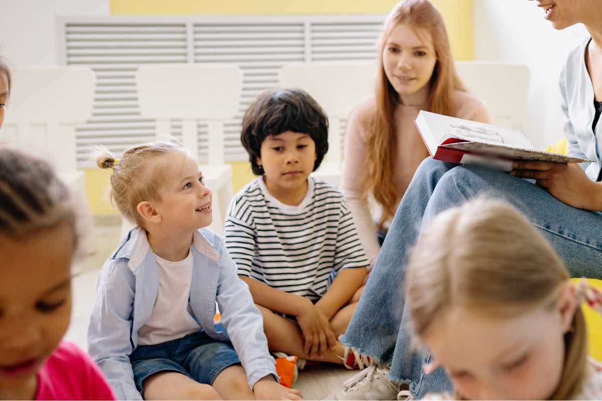 Momento di lettura con libri per bambini in classe