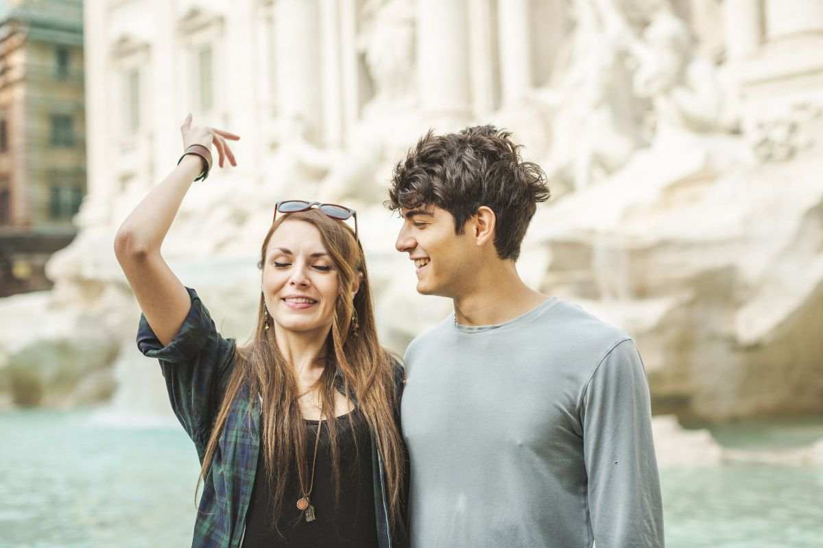 Ragazza getta moneta nella fontana