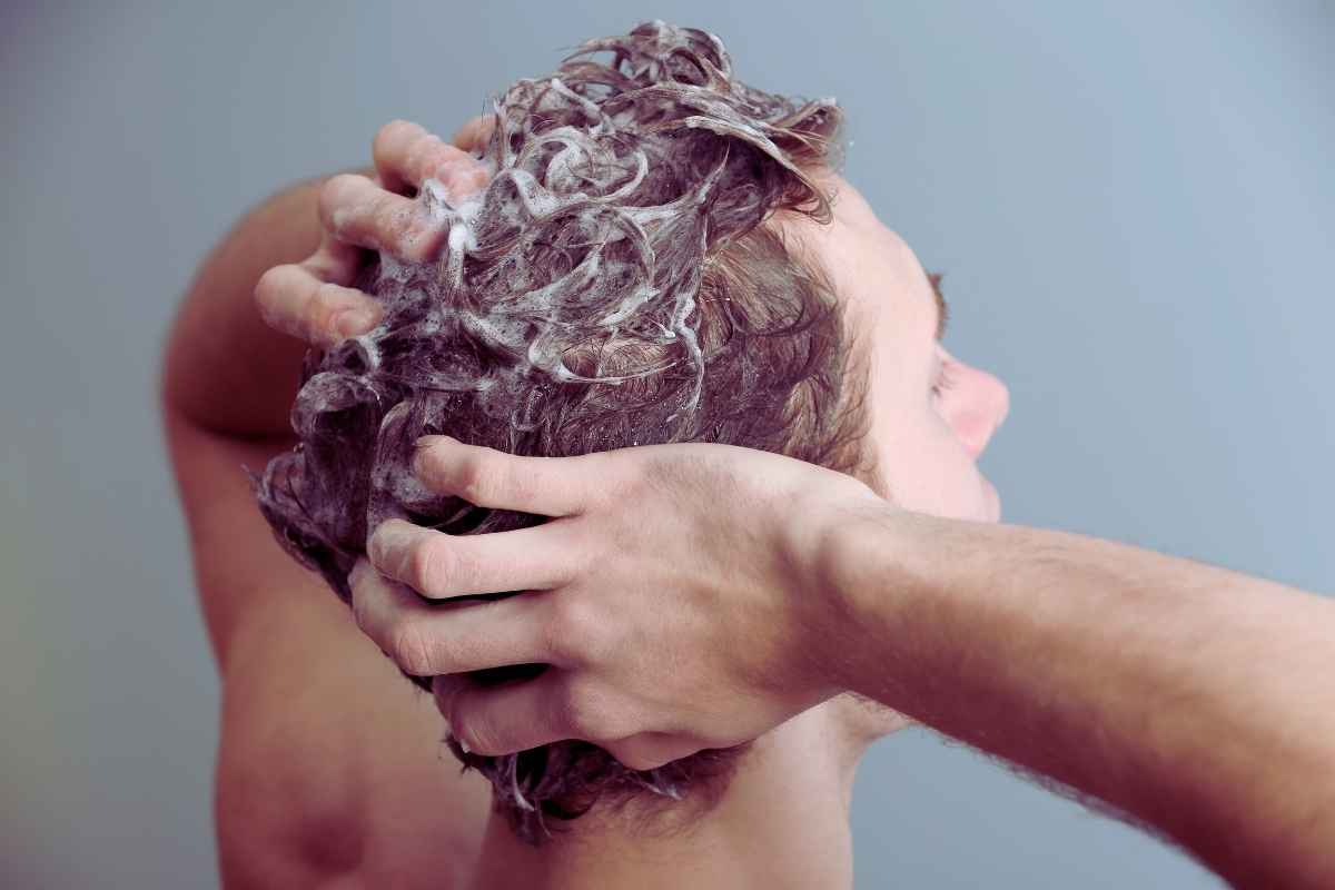 quante volte dobbiamo lavarci i capelli alla settimana