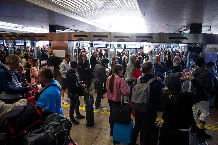 Dei passeggeri bloccati nella stazione di Termini