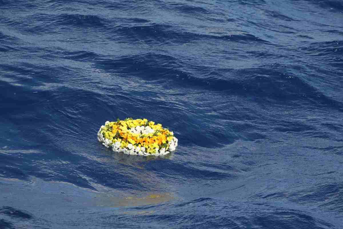 La corona di fiori lanciata durante la cerimonia di commemorazione delle 366 vittime del naufragio del 3 Ottobre 2013