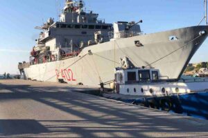 La nave Libra della Marina Militare entra nel porto albanese di Shengjmn