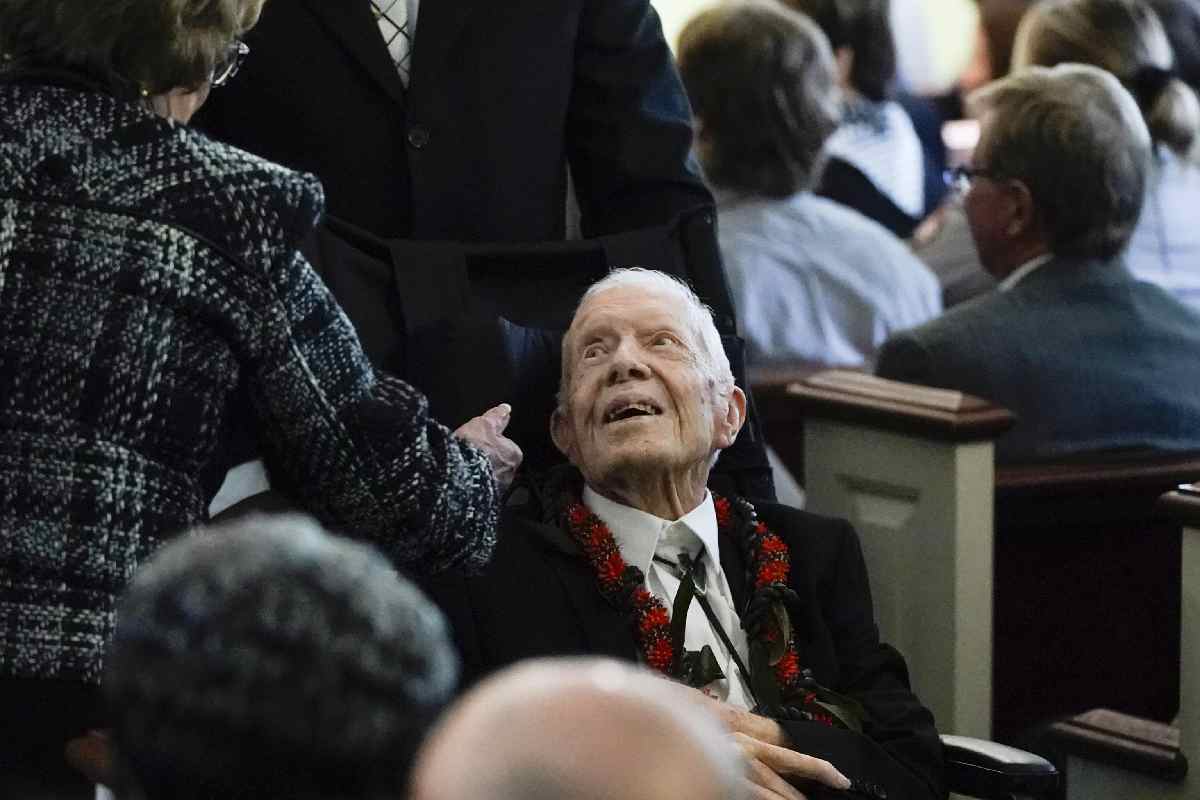 L'ex presidente Jimmy Carter al funerale della moglie