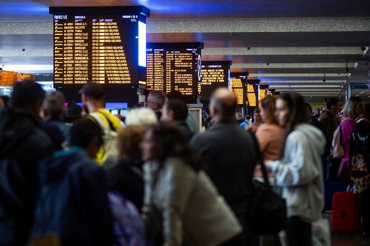 Passeggeri in attesa alla Stazione Termini per un guasto alla linea ferroviaria con ritardi e cancellazioni di treni Alta Velocità