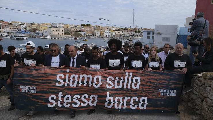 Un corteo in memoria delle vittime del naufragio di Lampedusa del 2013