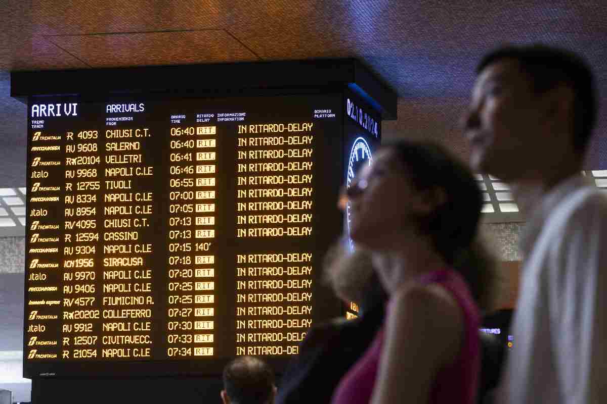 Un monitor degli arrivi nella stazione di Roma Termini