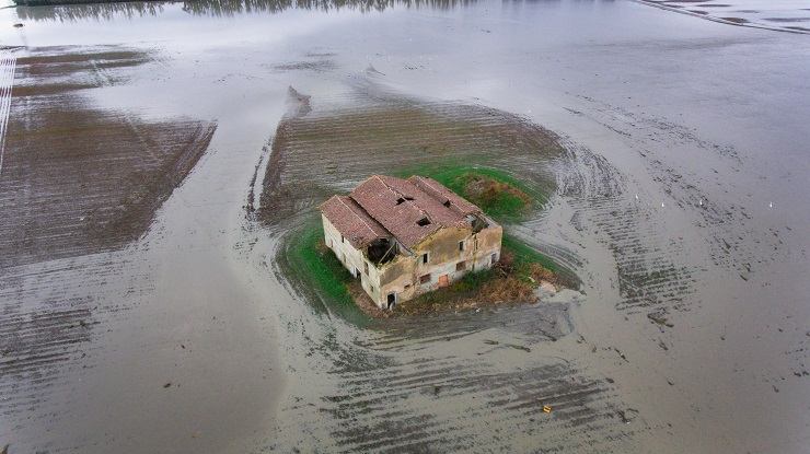 Una cascina circondata dall'acqua a Baricella 