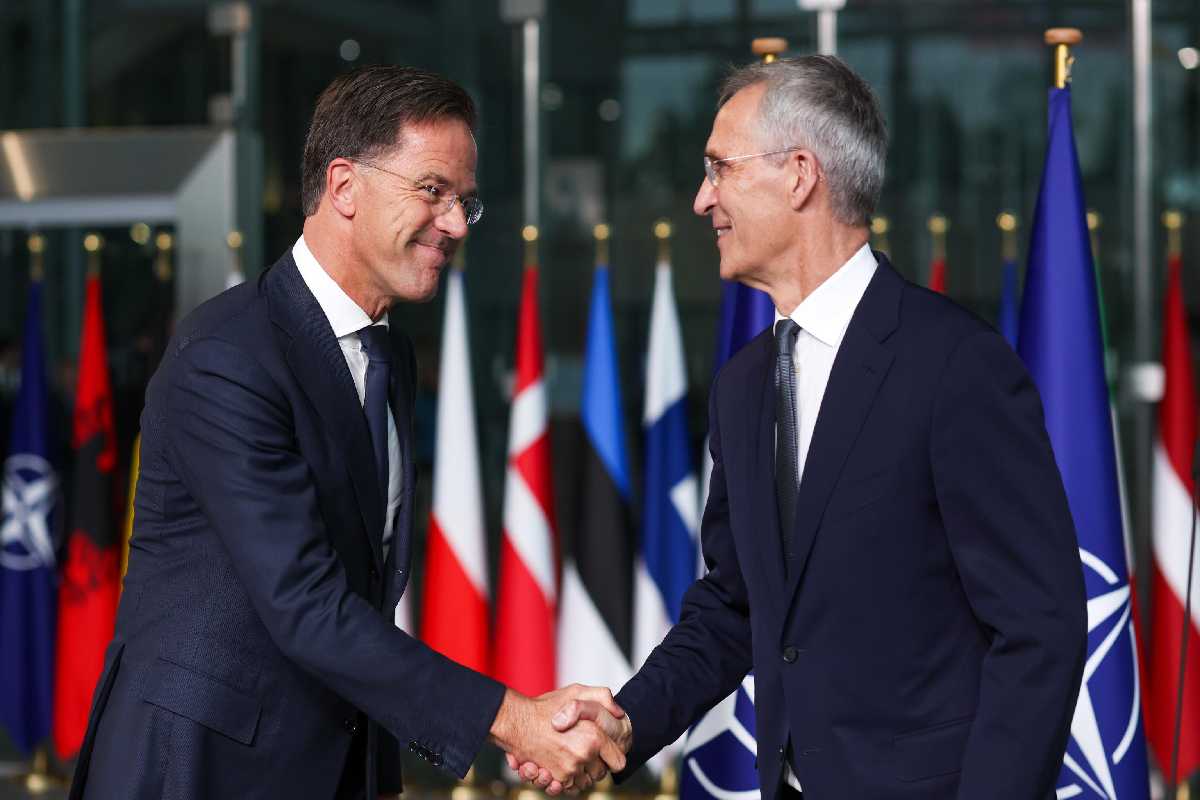 Una stretta di mano tra Rutte e Stoltenberg