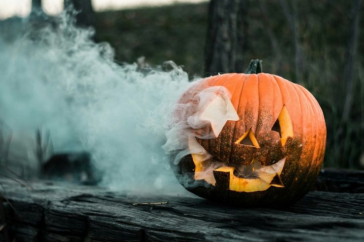 Una zucca intagliata dalla quale esce del fumo 