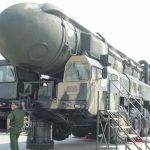 Dei militari russi vicini a un missile balistico intercontinentale