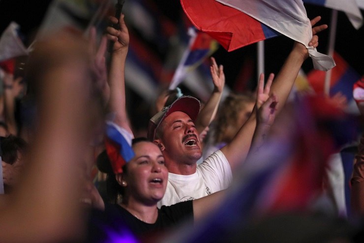 I sostenitori di Orsi celebrano la sua vittoria