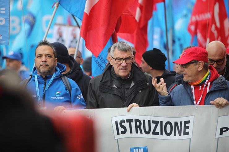 Il segretario della Cgil Maurizio Landini in testa al corteo di manifestanti a Bologna